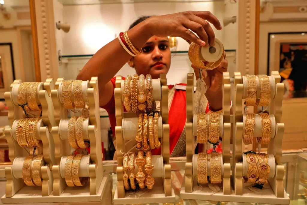 Gold and Silver Price Today: सोना और चांदी की कीमतों में गिरावट, MCX पर दोनों के भाव फिसले