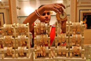 Gold Price Today: सोना ₹1.27 लाख के करीब, चांदी में 500 रुपये की तेजी; जानें ताजा भाव